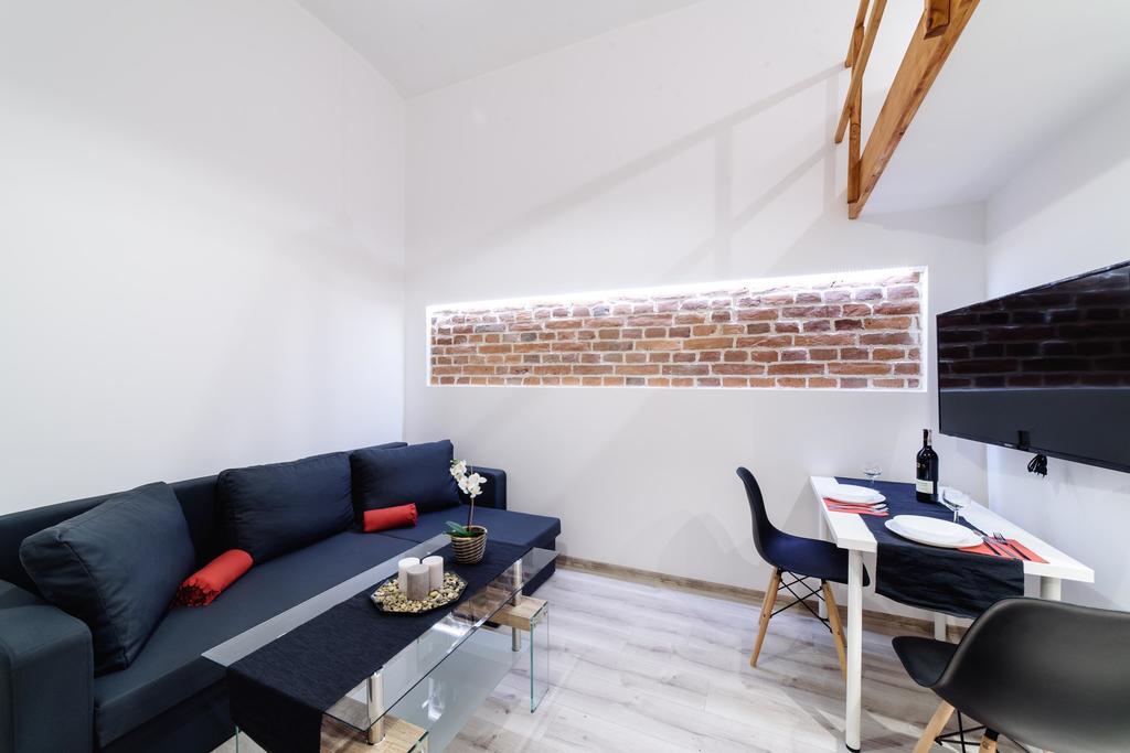 2 Nights Apartments - Great Location, Right Next To Main Rail And Bus Station, 10 Min To Main Square By Foot